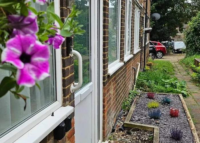 3 Bed House Central Luton London Luton Airport Parking