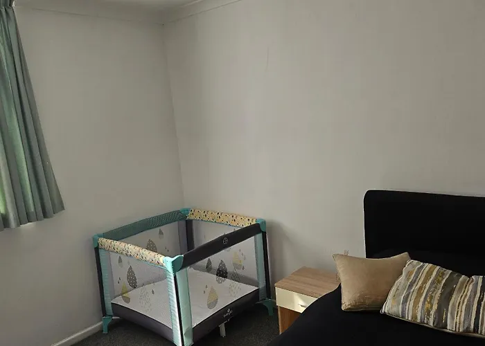 3 Bed House Central Luton London Luton Airport Parking