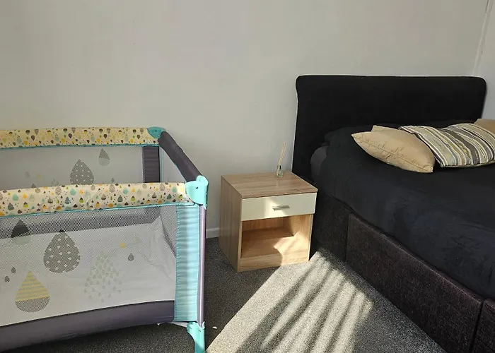 3 Bed House Central Luton London Luton Airport Parking