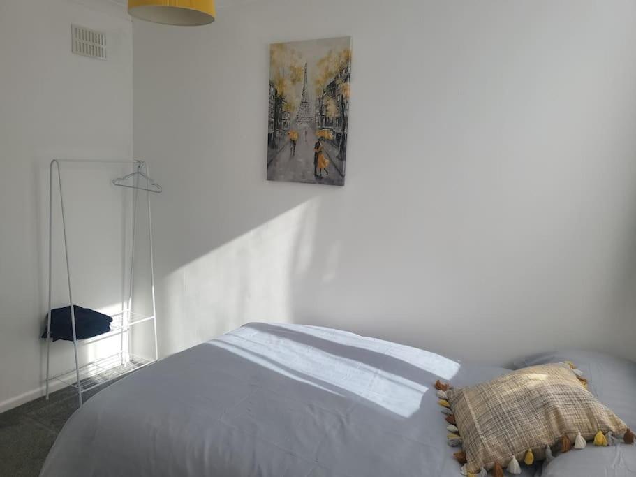 3 Bed House Luton London Luton Airport Parking Apartment *