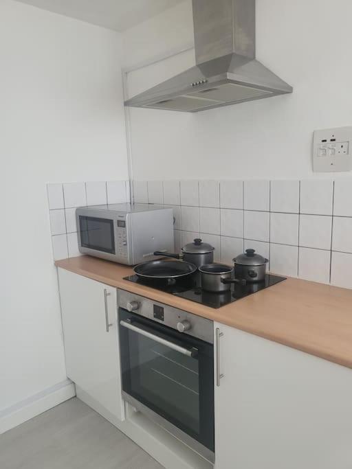 3 Bed House Luton London Luton Airport Parking Apartment