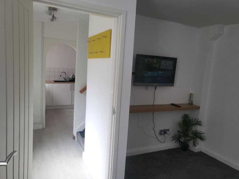 3 Bed House Luton London Luton Airport Parking *