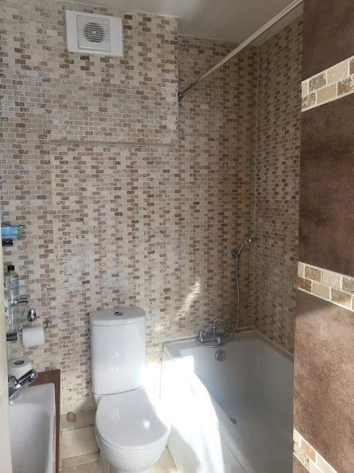 3 Bed House Luton London Luton Airport Parking *