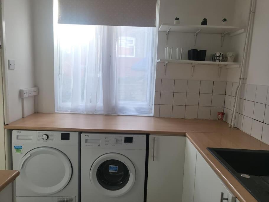 3 Bed House Luton London Luton Airport Parking Apartment *