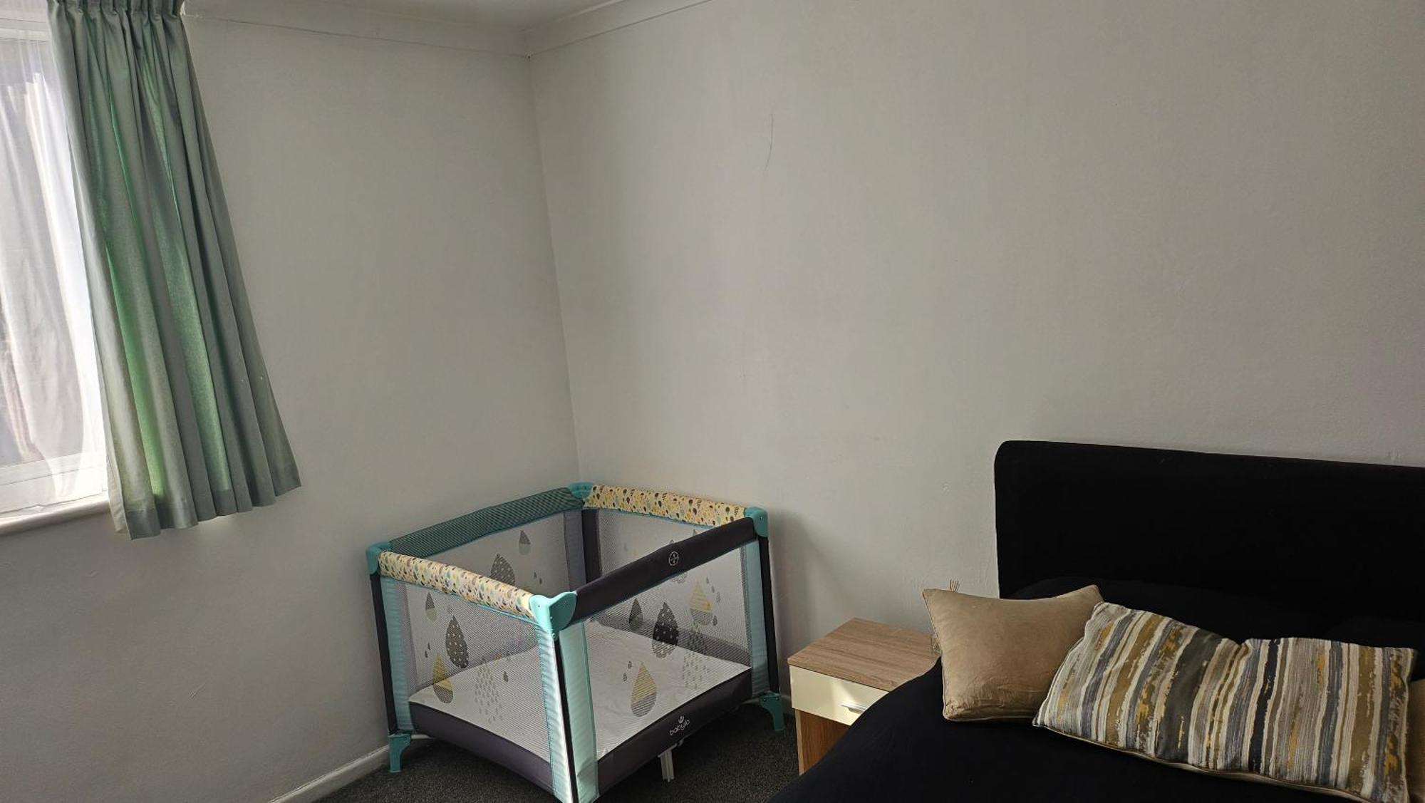 3 Bed House Luton London Luton Airport Parking *