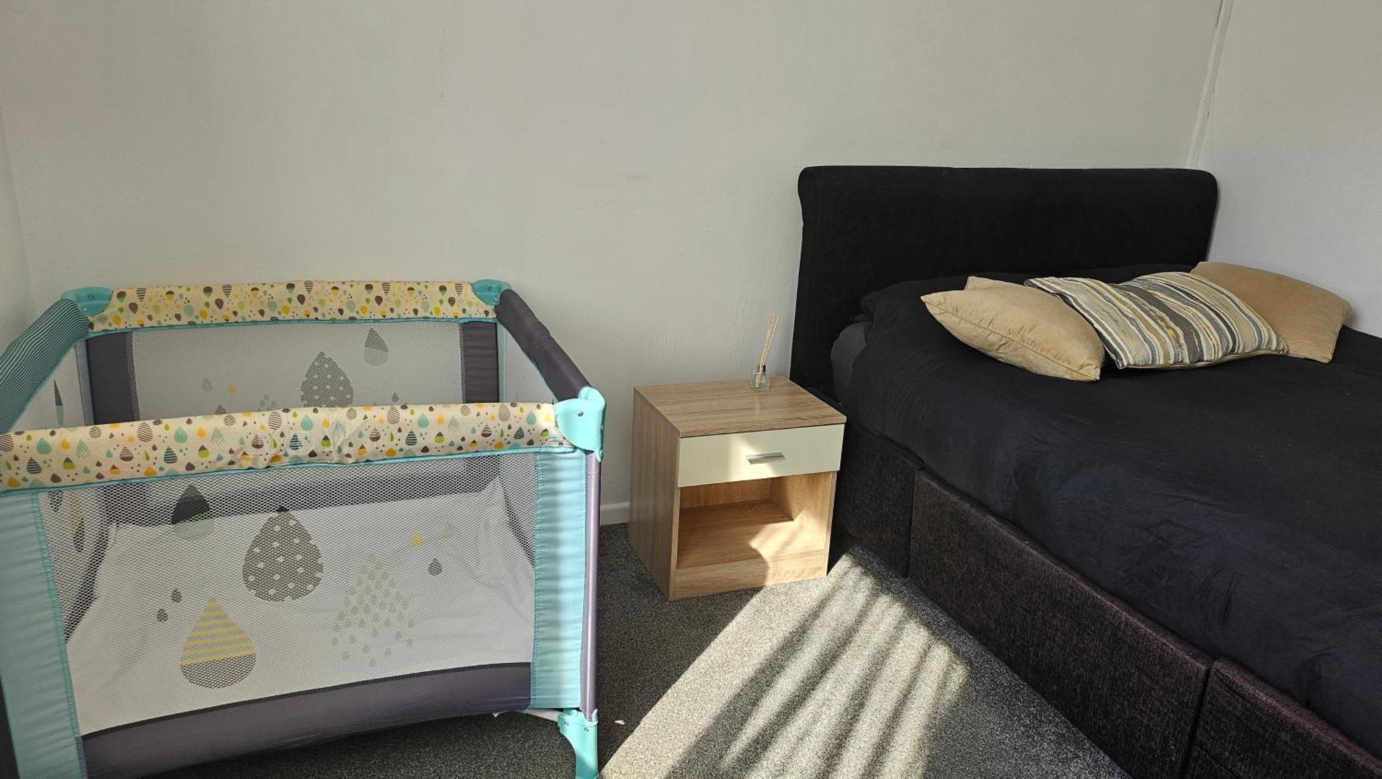 Apartment 3 Bed House Luton London Luton Airport Parking